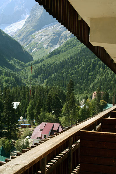 Вид с балкона альплагеря на Кавказ