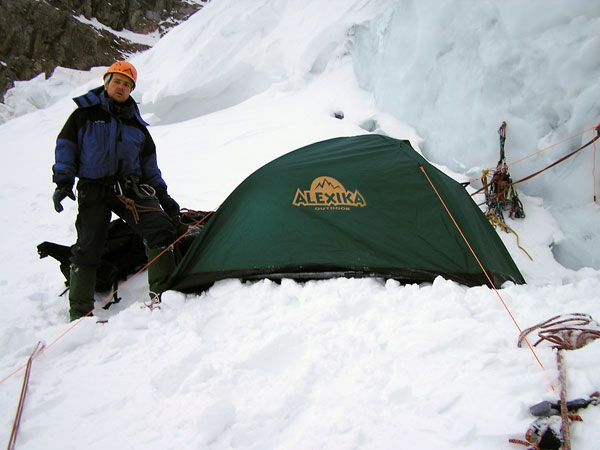 Установка палатки у ледового склона