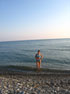 Одинокая купальщица в Черном море