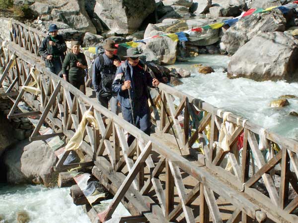 Мост через реку в Непале