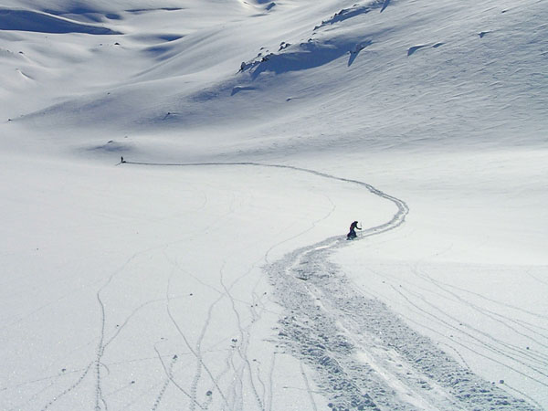 Изгиб лыжни на спуске с перевала