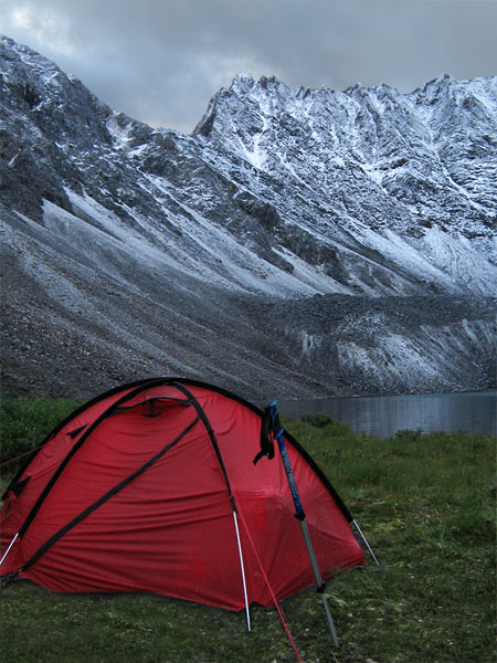 Красная палатка у озера в долине реки Перевальной