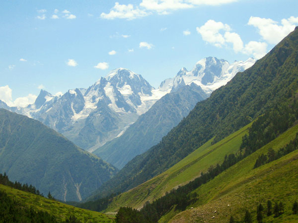 Вид на заснеженные пики Кавказа