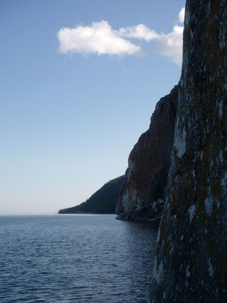 Скалистый берег озера Байкал