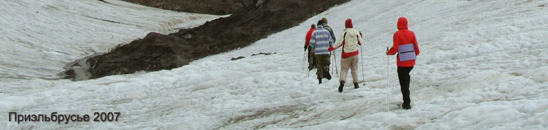 Снежник на склоне в горах Кавказа