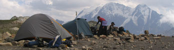 Палаточный лагерь на седловине кавказского перевала