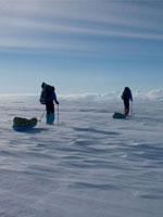 Туристы лыжники на Севере