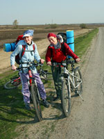 Девушки с велосипедами на безлюдной дороге