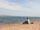 Одинокая фигура на пляже озера Байкал