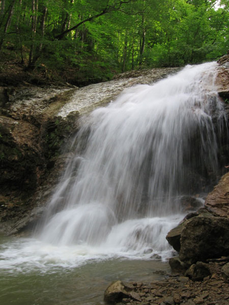 Белые струи кавказского водопада