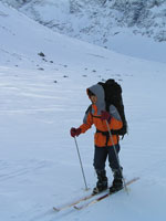 Турист лыжник в Хибинах