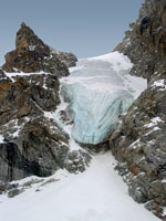 Висячий ледник в боковом кулуаре