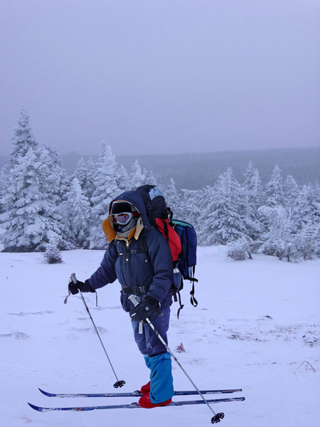Лыжница на плато хребта Зигальга